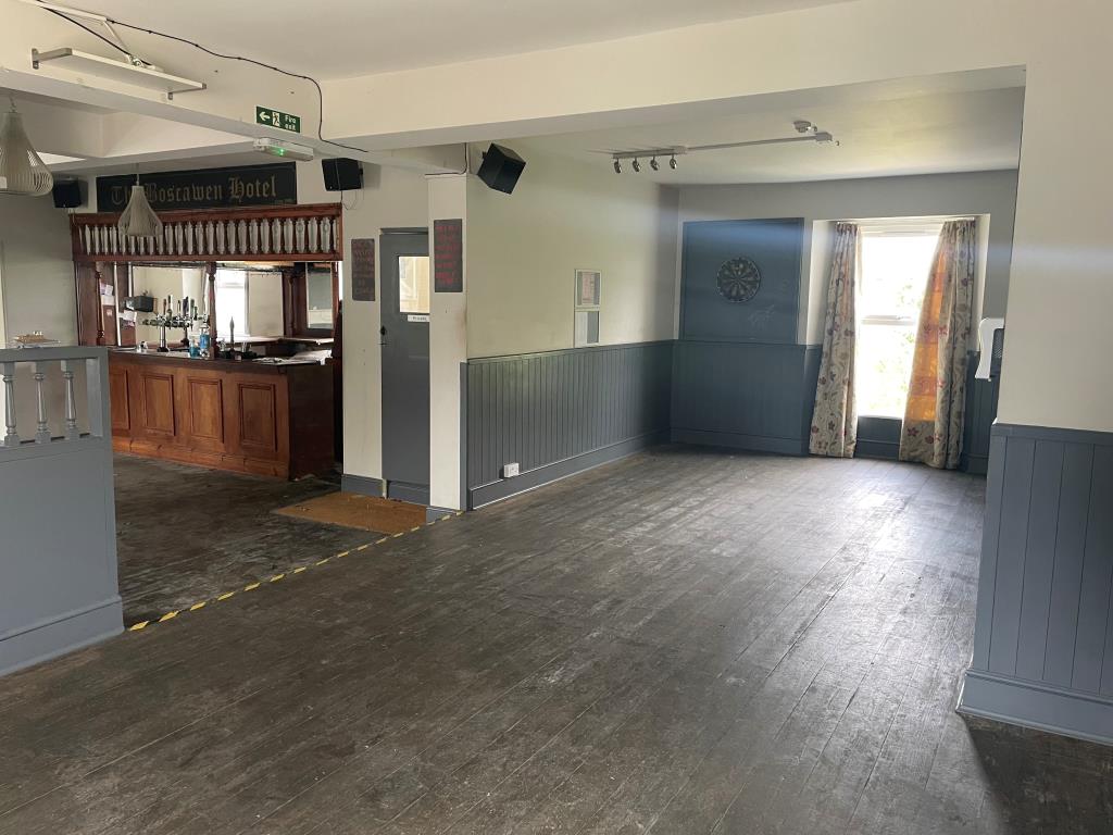 Lot: 4 - FORMER HOTEL WITH CONVERTED GRANARY BUILDING AND CAR PARK - Seating Area